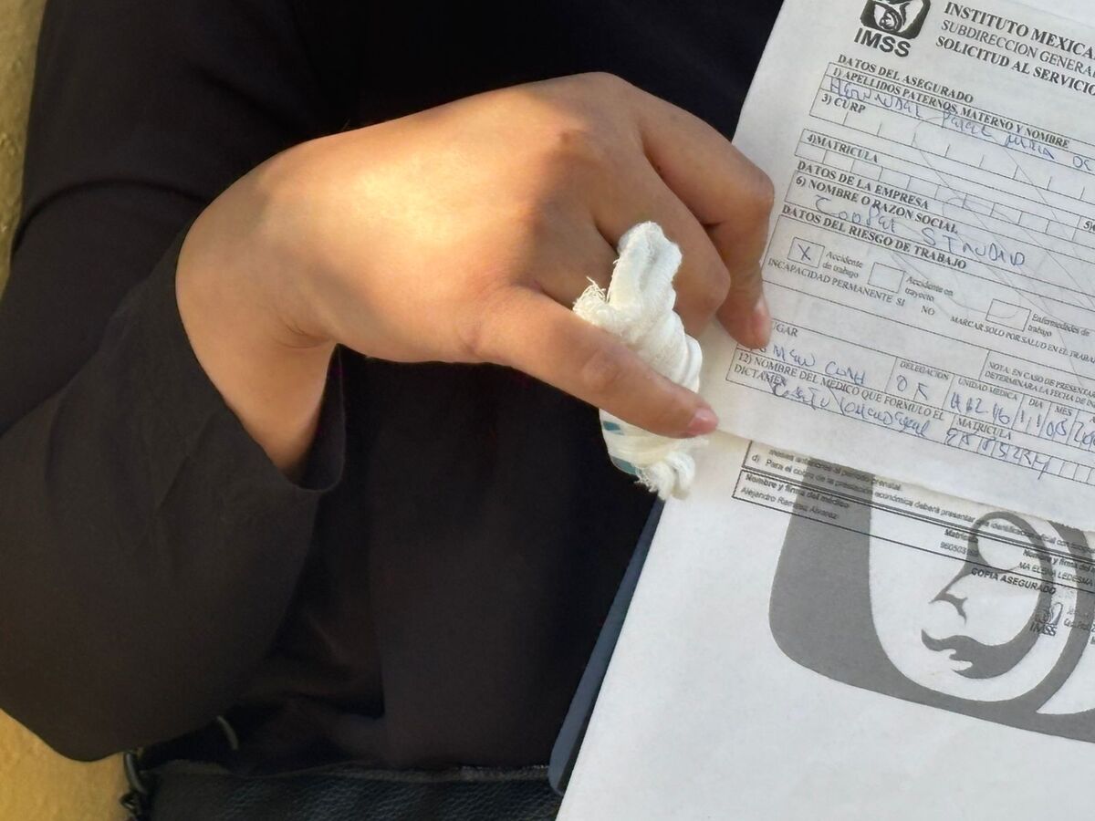 Mujer muestra sus papales tras presunta negligencia médica del IMSS. Mujer muestra sus papales tras presunta negligencia médica del IMSS.