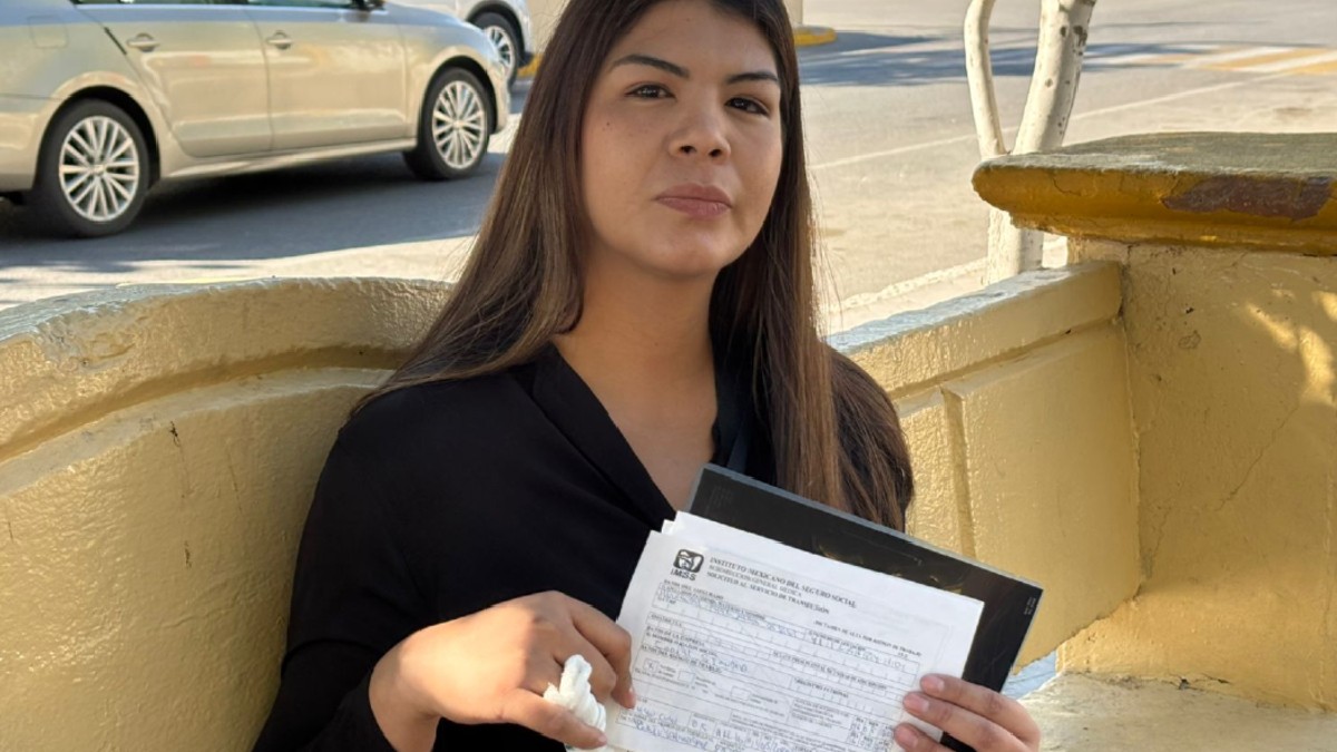 Mujer con papeles del IMSS a quienes denuncia por negligencia médica Mujer con papeles del IMSS a quienes denuncia por negligencia médica