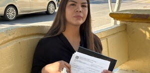 Mujer con papeles del IMSS a quienes denuncia por negligencia médica Mujer con papeles del IMSS a quienes denuncia por negligencia médica