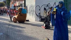 En Celaya, grupos de personas disfrazadas obstruyen los pasillos del centro, por lo que comerciantes presentaron quejas ante Fiscalización.