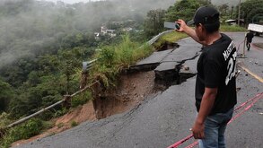 Camino destruido por las fuertes lluvias en Sierra Norte de Puebla.