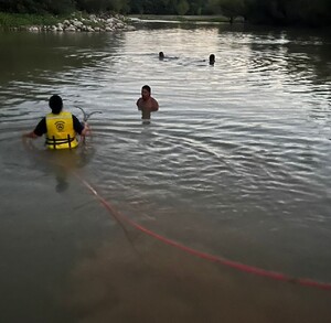 Operativo de búsqueda en el que se localizó el cuerpo de Alberto, joven que ingresó a nadar al Río Nazas. Operativo de búsqueda en el que se localizó el cuerpo de Alberto, joven que ingresó a nadar al Río Nazas.