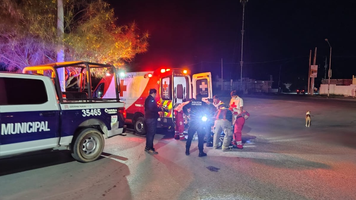 Paramédicos atendiendo a menor que se encajó una varilla en el pie en colonia Villas La Joya. Paramédicos atendiendo a menor que se encajó una varilla en el pie en colonia Villas La Joya.