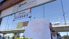 Trabajadores del SAT se manifestaron por malas condiciones laborales y salarios injustos.