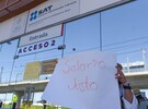 Trabajadores del SAT se manifestaron por malas condiciones laborales y salarios injustos.
