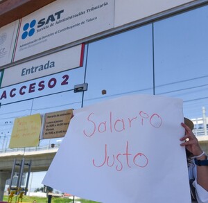 Trabajadores del SAT se manifestaron por malas condiciones laborales y salarios injustos.