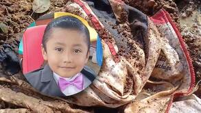 una sudadera entre el lodo de un deslave y una foto del niño liam tadeo