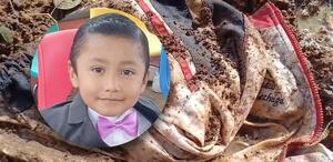 una sudadera entre el lodo de un deslave y una foto del niño liam tadeo