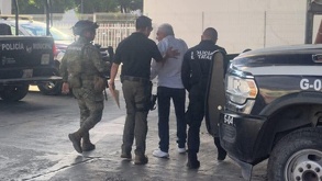 Marinos y policías sacan a empujones a un reportero en Tehuacán, Puebla.