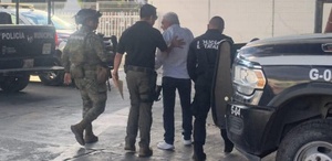 Marinos y policías sacan a empujones a un reportero en Tehuacán, Puebla.