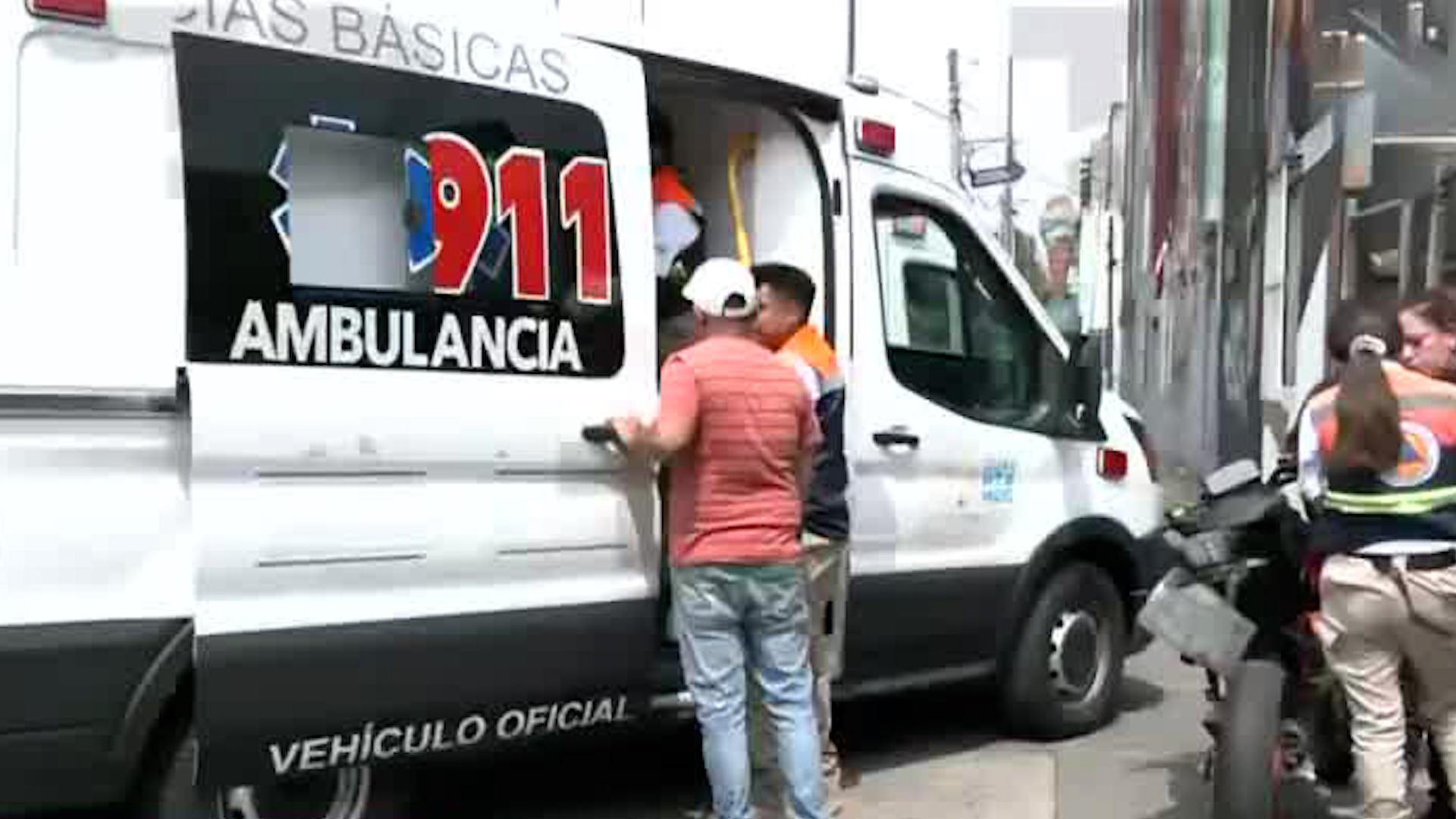 Los sujetos que iban a bordo de una motocicleta sin placas presuntamente llevaban marihuana.