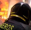 Bomberos sofocando las llamas de una vivienda de la alcaldía Gustavo A. Madero, tras el incendio que hirió a una mujer. Bomberos sofocando las llamas de una vivienda de la alcaldía Gustavo A. Madero, tras el incendio que hirió a una mujer.