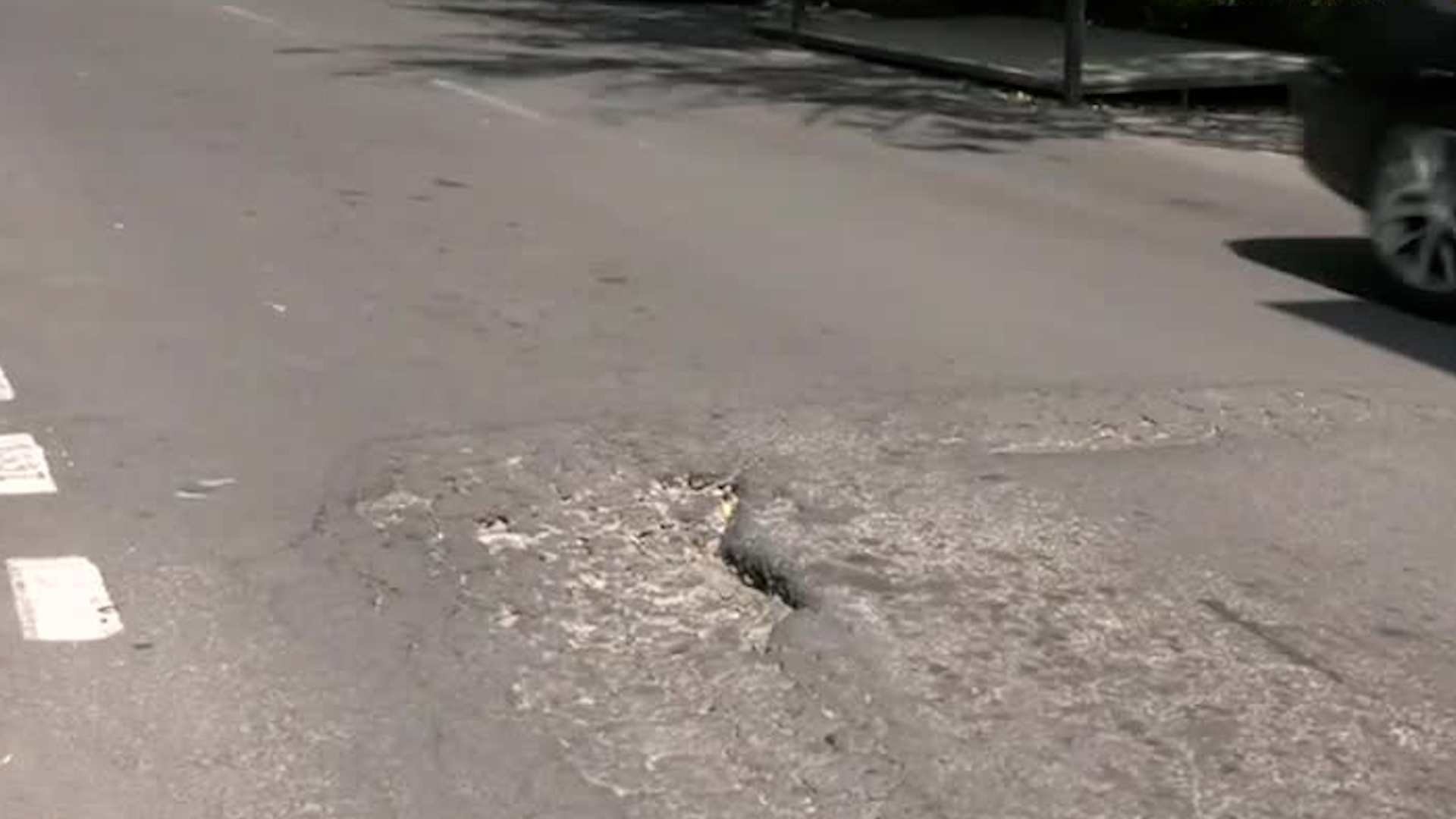 Vecinos hacen llamado a la Alcaldesa para que atienda desnivel que podría convertirse en socavón.