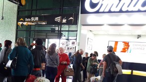 Gente esperando su autobus en la central camionera de la ciudad de Chihuahua.