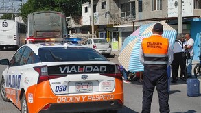 En la imagen se puede ver a elementos de Transito y Vialidad de Torreón atendiendo el accidente.