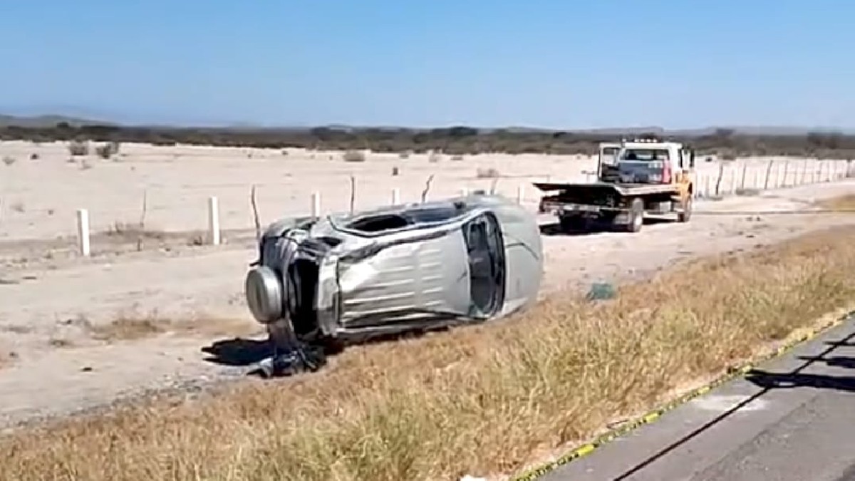 En la imagen se puede ver una camioneta color gris volcada sobre el costado de la carretera Torreón-Saltillo, donde perdieron la vida dos mujeres. En la imagen se puede ver una camioneta color gris volcada sobre el costado de la carretera Torreón-Saltillo, donde perdieron la vida dos mujeres.