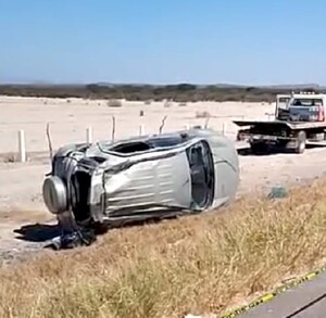 En la imagen se puede ver una camioneta color gris volcada sobre el costado de la carretera Torreón-Saltillo, donde perdieron la vida dos mujeres. En la imagen se puede ver una camioneta color gris volcada sobre el costado de la carretera Torreón-Saltillo, donde perdieron la vida dos mujeres.