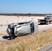 En la imagen se puede ver una camioneta color gris volcada sobre el costado de la carretera Torreón-Saltillo, donde perdieron la vida dos mujeres. En la imagen se puede ver una camioneta color gris volcada sobre el costado de la carretera Torreón-Saltillo, donde perdieron la vida dos mujeres.
