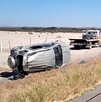 En la imagen se puede ver una camioneta color gris volcada sobre el costado de la carretera Torreón-Saltillo, donde perdieron la vida dos mujeres. En la imagen se puede ver una camioneta color gris volcada sobre el costado de la carretera Torreón-Saltillo, donde perdieron la vida dos mujeres.
