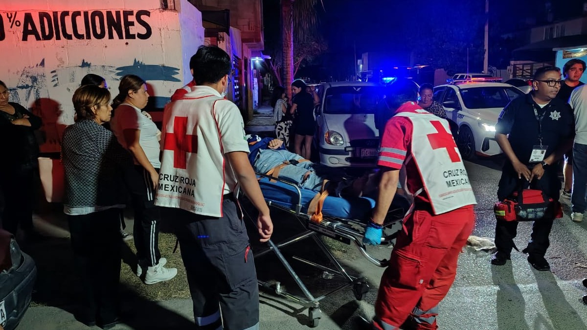 Paramédicos de Cruz Roja Mexicana atendiendo a heridos tras accidente de motociclistas. Paramédicos de Cruz Roja Mexicana atendiendo a heridos tras accidente de motociclistas.