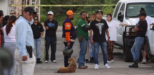 Personas asombradas tras una balacera en San Pablo Xochimehuacán, Puebla.