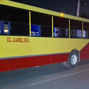 Unidad de transporte público involucrada en accidente automovilístico en ejido Las Cuevas de Lerdo Unidad de transporte público involucrada en accidente automovilístico en ejido Las Cuevas de Lerdo