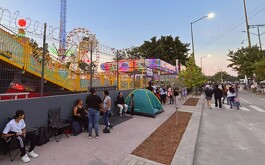 Personas formadas con casas de campaña, sillas y tendidos para pasar la noche en taquilla de las Fiestas de Octubre