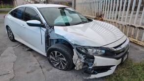 Ambos autos resultaron con dañados tras el impacto