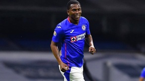 El delantero ecuatoriano jugando para Cruz Azul en 2019 hasta 2021.