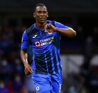 Bryan Angulo en un partido con Cruz Azul