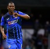 Bryan Angulo en un partido con Cruz Azul