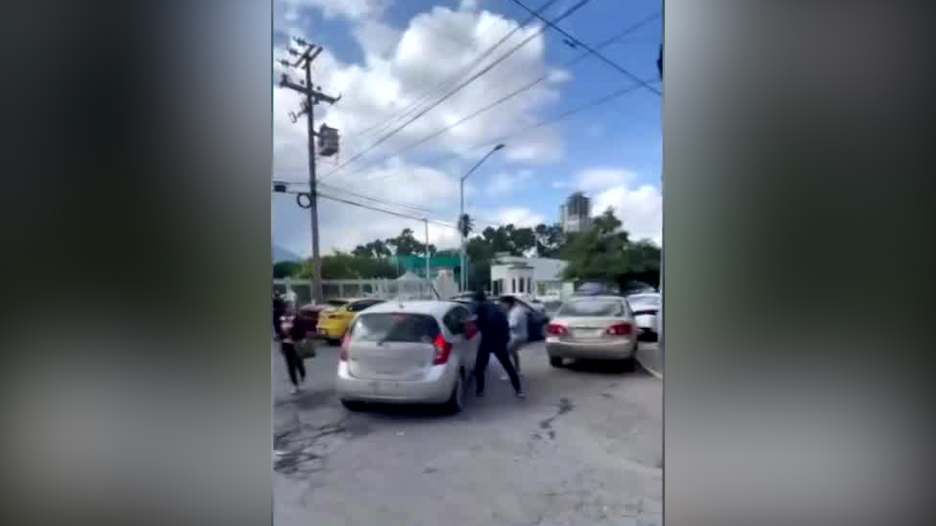Estudiantes lograron registrar las placas del automóvil en el que se encontraba.