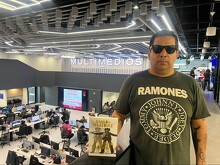 El escritor sujetando su primera obra de cuentos 