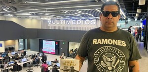 El escritor sujetando su primera obra de cuentos El escritor sujetando su primera obra de cuentos