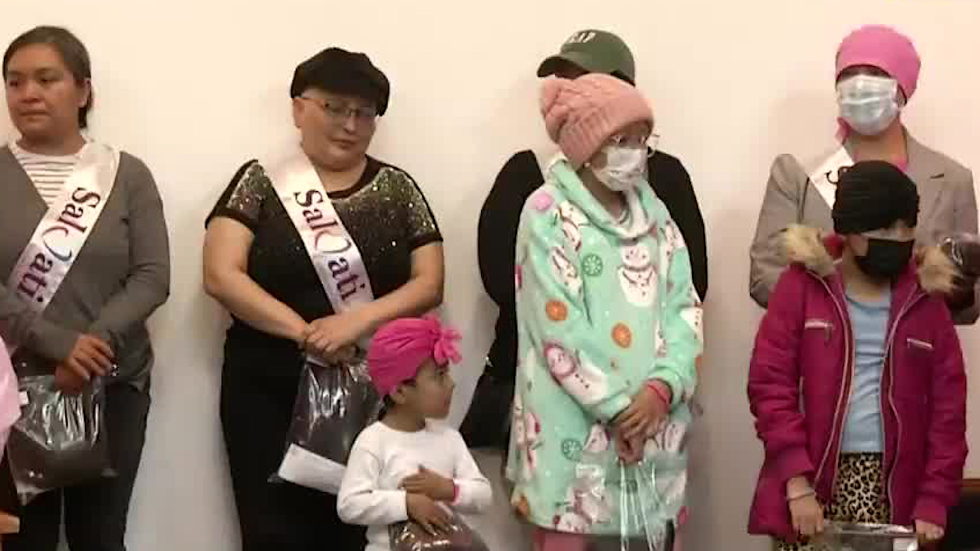 En el Centro Médico ABC, un grupo de voluntarias, llamadas 'Pink Ladies' trabaja en la confección de prótesis capilares.
