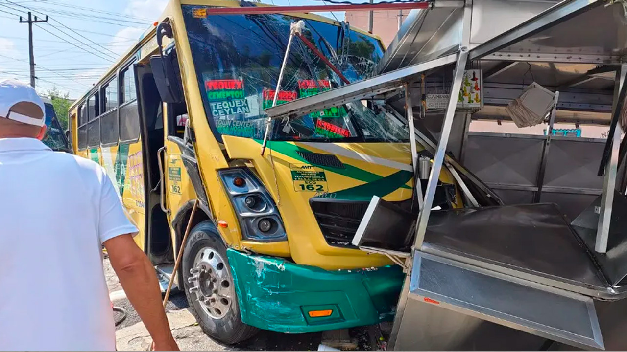 Un accidente entre dos unidades de transporte público en Poniente 140, Nueva Vallejo, dejó 10 heridos y un puesto de comida destruido.