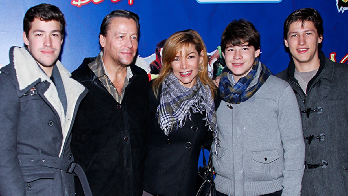 En la imagen aparece Alfredo Adame junto a su ex pareja Mary Paz Banquells y sus tres hijos, Diego, Alejandro y Sebastián Adame Banquells. En la imagen aparece Alfredo Adame junto a su ex pareja Mary Paz Banquells y sus tres hijos, Diego, Alejandro y Sebastián Adame Banquells.