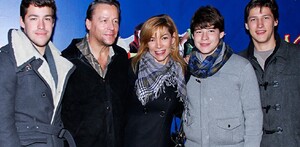 En la imagen aparece Alfredo Adame junto a su ex pareja Mary Paz Banquells y sus tres hijos, Diego, Alejandro y Sebastián Adame Banquells. En la imagen aparece Alfredo Adame junto a su ex pareja Mary Paz Banquells y sus tres hijos, Diego, Alejandro y Sebastián Adame Banquells.