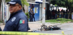Policías de Ecatepec resguardaron la escena donde dos niños murieron tras ser atropellados por una grúa en Ecatepec. Policías de Ecatepec resguardaron la escena donde dos niños murieron tras ser atropellados por una grúa en Ecatepec.