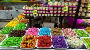 Dulces típicos de México en mercados de Puebla previo al Día de Muertos 2025.