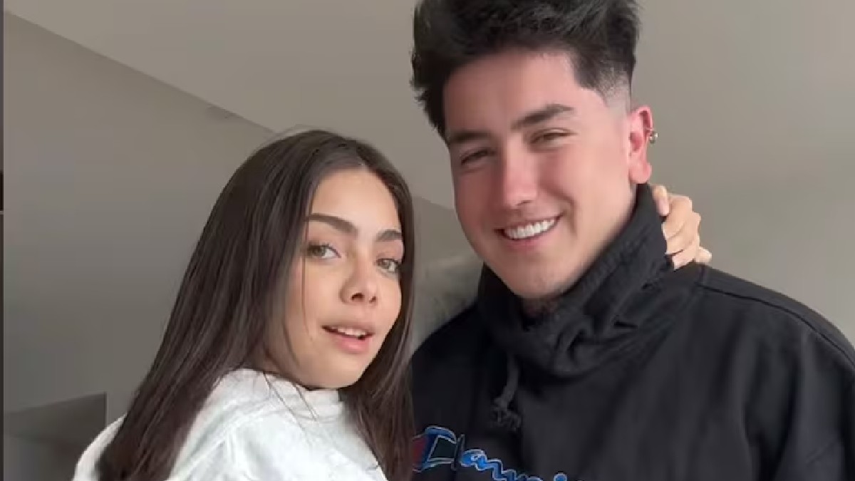 Omahi aparece junto a Valeria Valram en lo que parece ser una habitación de una casa. Omahi aparece junto a Valeria Valram en lo que parece ser una habitación de una casa.