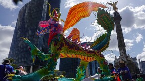 El Desfile de Alebrijes Monumentales recorre el Ángel de la Independencia como parte de su ruta.