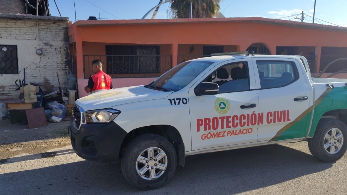 Camioneta de Protección Civil de Gómez Palacio a las afueras de una vivienda que se quemó en Gómez Palacio. Camioneta de Protección Civil de Gómez Palacio a las afueras de una vivienda que se quemó en Gómez Palacio.