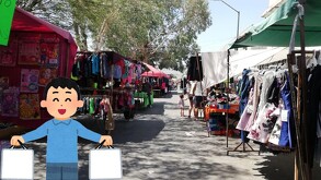 Personas caminando y comprando en una tradicional fayuca de la ciudad de Torreón, Coahuila.