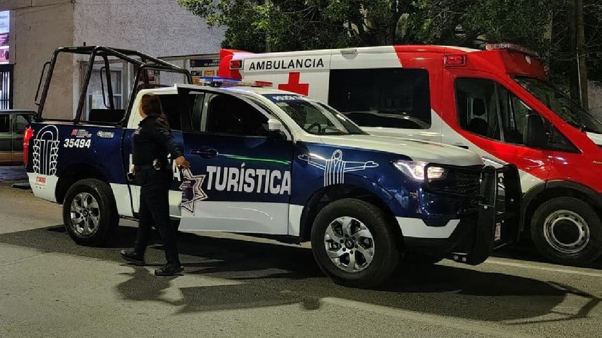 Ambulancia de Cruz Roja Mexicana con una patrulla de la Policía Municipal atendiendo a un herido. Ambulancia de Cruz Roja Mexicana con una patrulla de la Policía Municipal atendiendo a un herido.