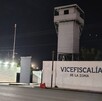 Foto de la vicefiscalía por fuera en Gómez Palacio, mostrando una barda blanca y durante la noche.