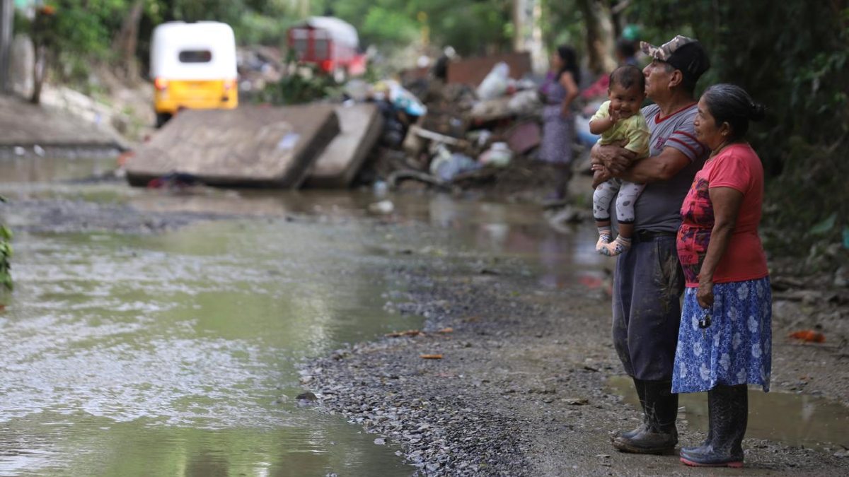 una pareja de adultos mayores cargando a un bebé tras los deslaves en la sierra norte de puebla una pareja de adultos mayores cargando a un bebé tras los deslaves en la sierra norte de puebla