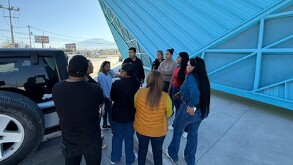 Durante la protesta, los familiares acusaron a la directora de malos tratos hacia el personal docente y de mantener instalaciones en malas condiciones.