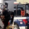 Uno de los hombres siendo detenido en Torreón.