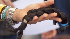 Trenzas para donar cabello en Día Internacional de la Lucha contra el Cáncer de Mama